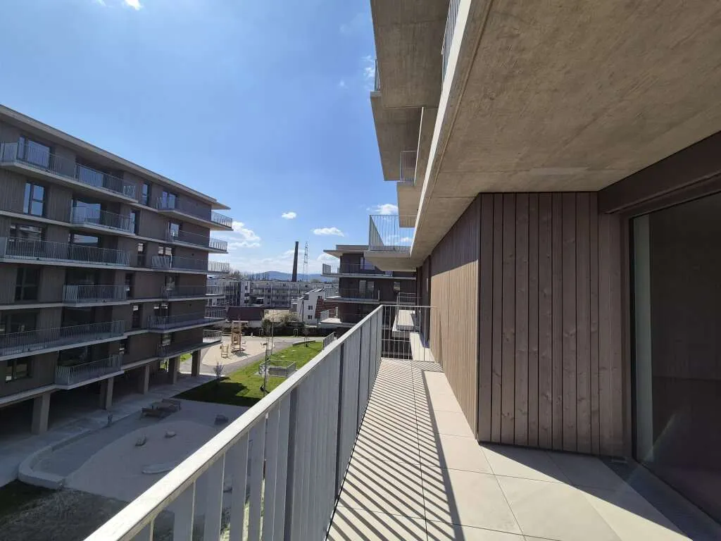 Optimal aufgeteilte Familienwohnung mit 4 Zimmern und großem Balkon - Ansicht 2