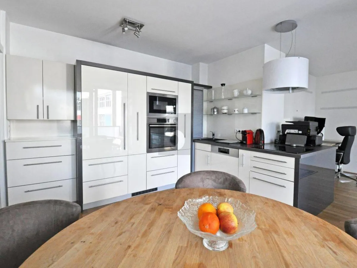 Preisreduktion! INNENHOF-RUHELAGE TRIFFT INNENSTADTLAGE ? VOLL MÖBLIERTES NEUBAU-APARTMENT NUR WENIGE GEHMINUTEN VOM SCHWEDENPLATZ ENTFERNT - Ansicht 2