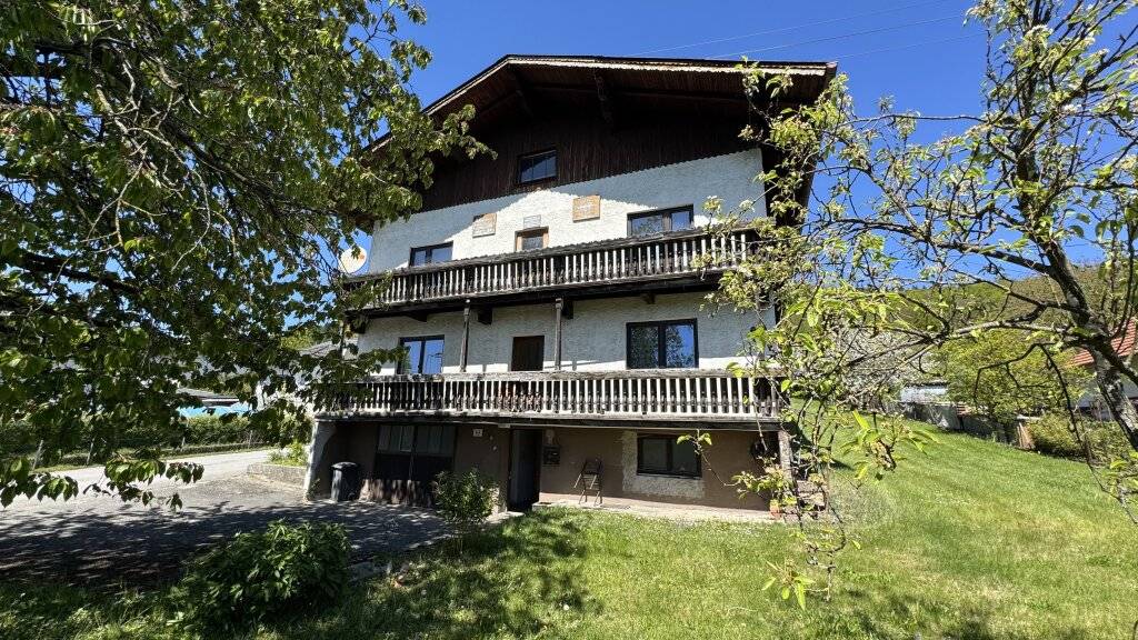 GROSSES SANIERUNGSBEDÜRFTIGES MEHRFAMILIENHAUS MIT SEHR VIEL POTENTIAL - Ansicht 2