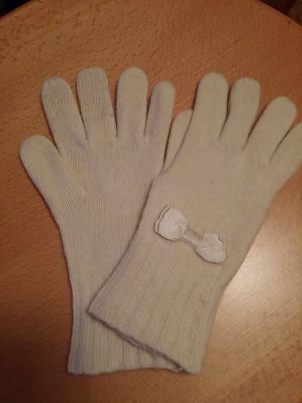 Winterweisse Wollhandschuhe mit Satinschleife