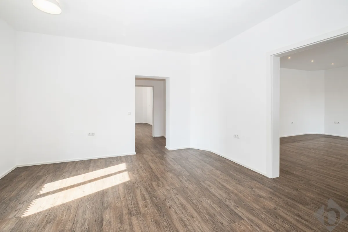 Helles Geschäftslokal mit großer Fensterfront und Freiparkplatz in Salzburg - Widok 3