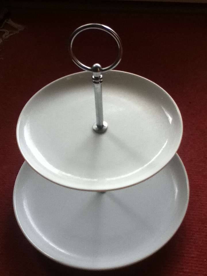 2 - STUFIGE ETAGERE MIT 2 PORZELLANTELLERN