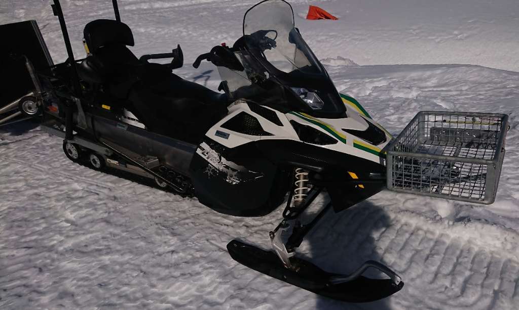 Lynx Adventure GT 1200 mit Anhänger Schneemobil