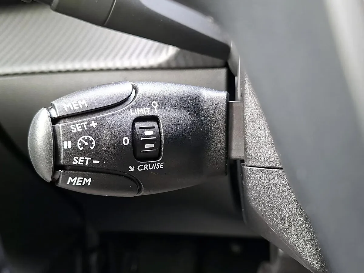 Peugeot 208 1.2 Hybrid 110 Allure (EURO 6e) – Bild 16