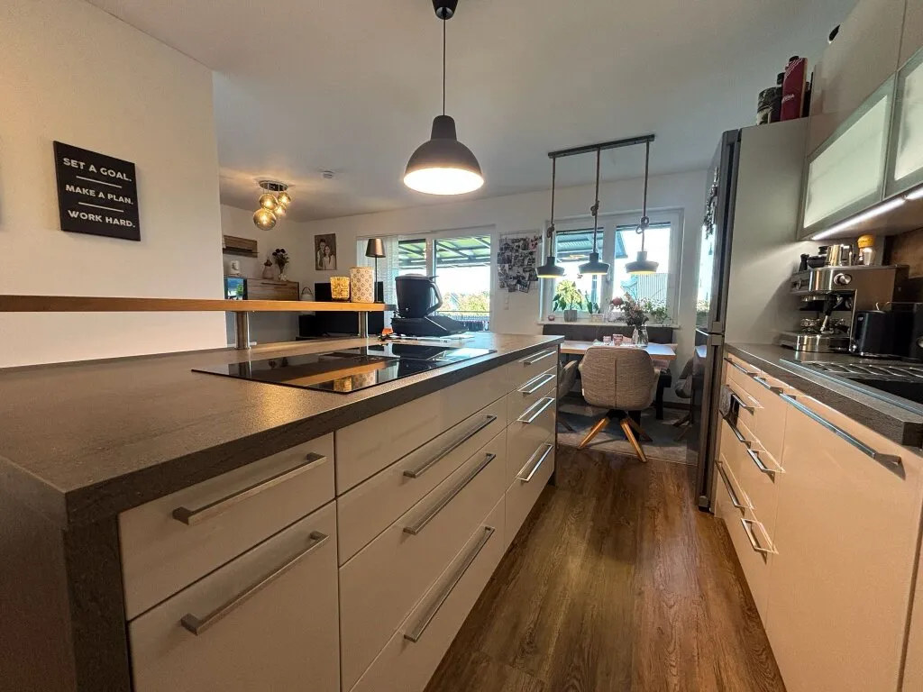 Hochwertige Wohnung mit rund 20 m² Südbalkon und Carport! – pohled 2