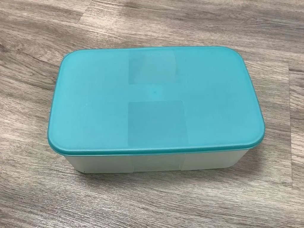 Tupperware Kühlschrank-System 1,5 L Frische-System Dose Behälter rechteckig mit Deckel türkis transparent, € 8,- (1100 Wien)