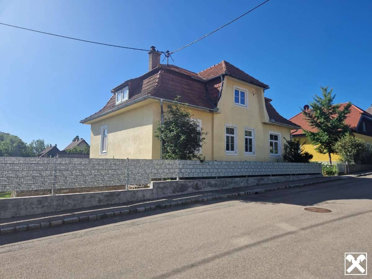 SANIERUNGSBEDÜRFTIGES, CHARMANTES LANDHAUS MIT TRAUMHAFTEM GARTEN IN ALLERBESTER, RUHIGER WOHN-, RUHE- UND ZENTRUMSLAGE VON MAISSAU - Ansicht 2