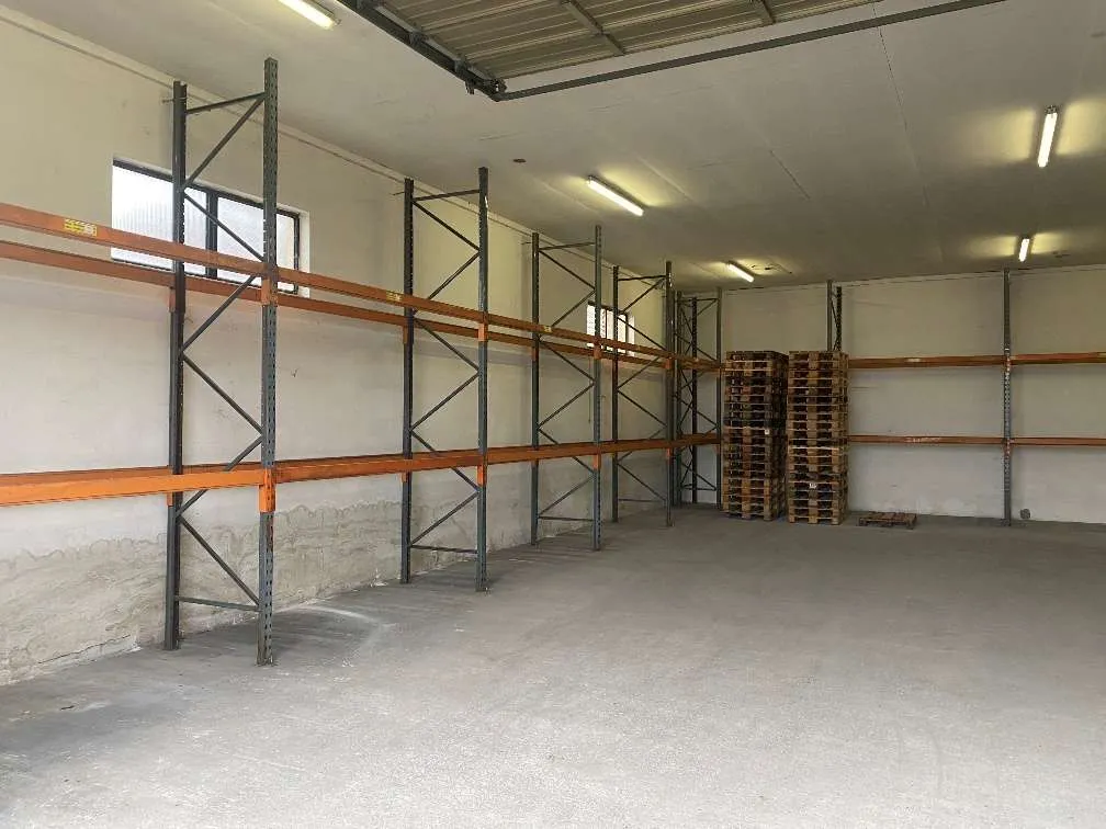 Lagerhalle mit Regalen mit 200 m² zu vermieten - Ansicht 3