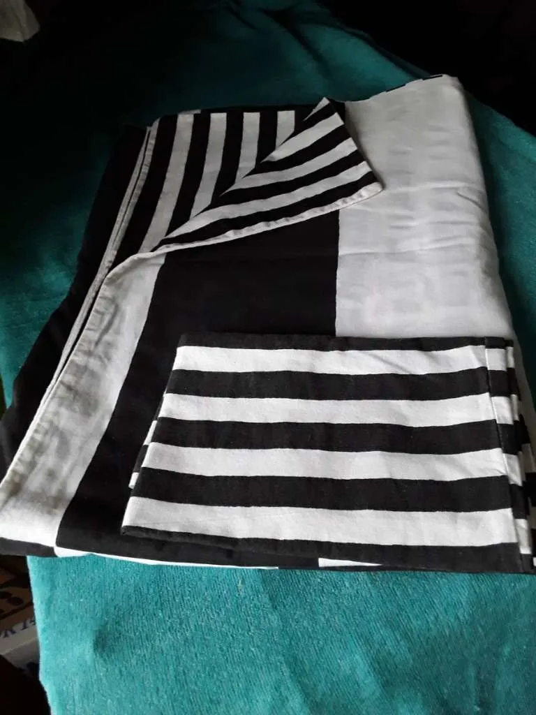 IKEA Bettwaesche schwarz, weiss neu, incl. Spannleintuch rot gebraucht, € 15,- (1120 Wien)