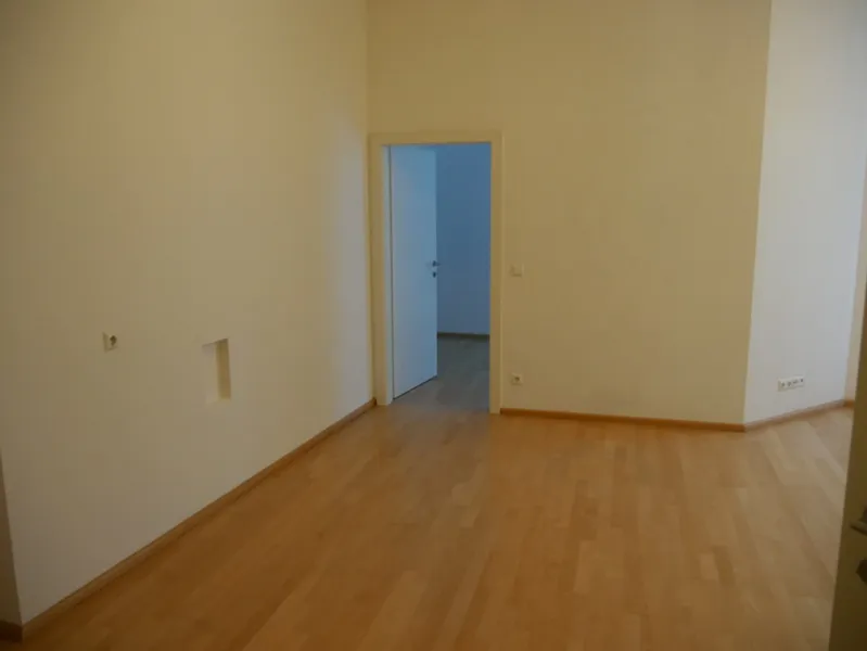 Großzügige 2-Zimmer-Wohnung inkl. Tiefgaragenplatz - nähe LKH - Widok 2