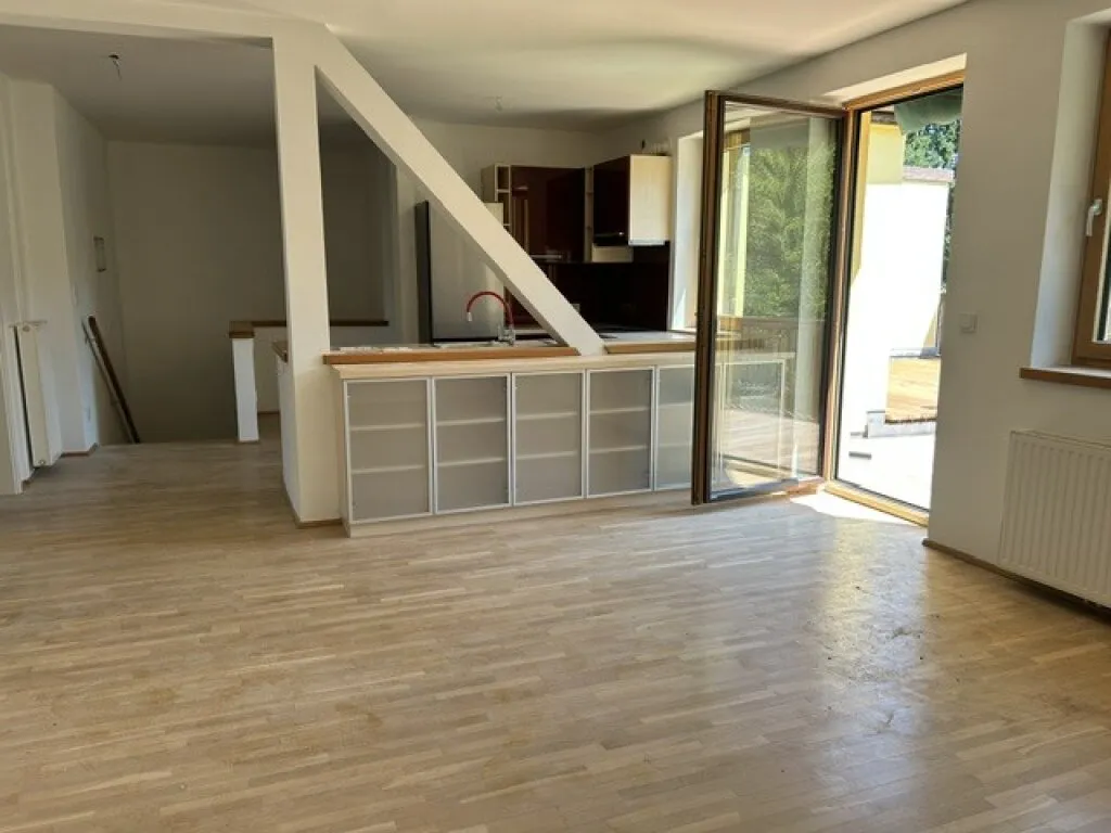 Charmant wohnen und arbeiten auf 2 Etagen im Zentrum von Purkersdorf - mit Gartensalettel und Terrasse. – pohled 3