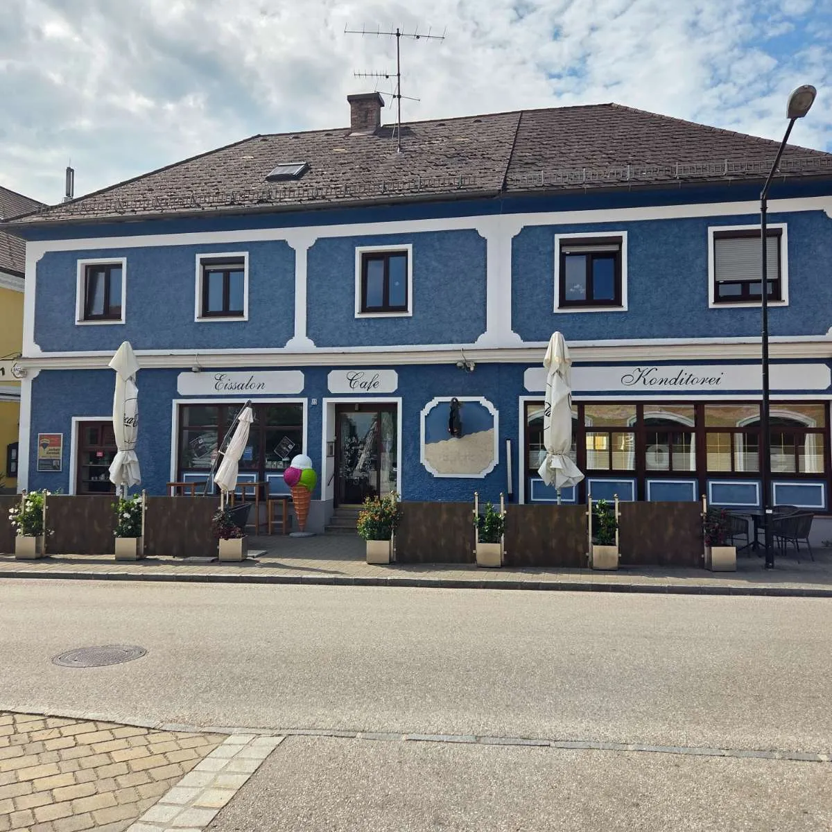Eissalon-Café mit Gastgarten gegenüber Schulcampus (ca. 500 Schüler) mit 66m² Wohnung!, St. Peter in der Au-Markt