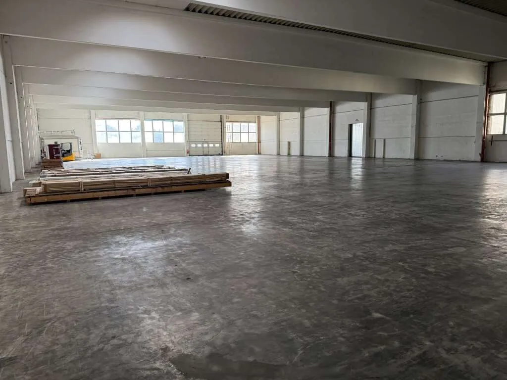 große Lagerhalle mit ca. 5,6 Meter durchgehender Höhe zu vermieten – pohled 3