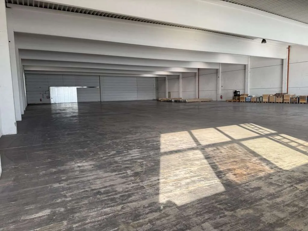 große Lagerhalle mit ca. 5,6 Meter durchgehender Höhe zu vermieten – pohled 2