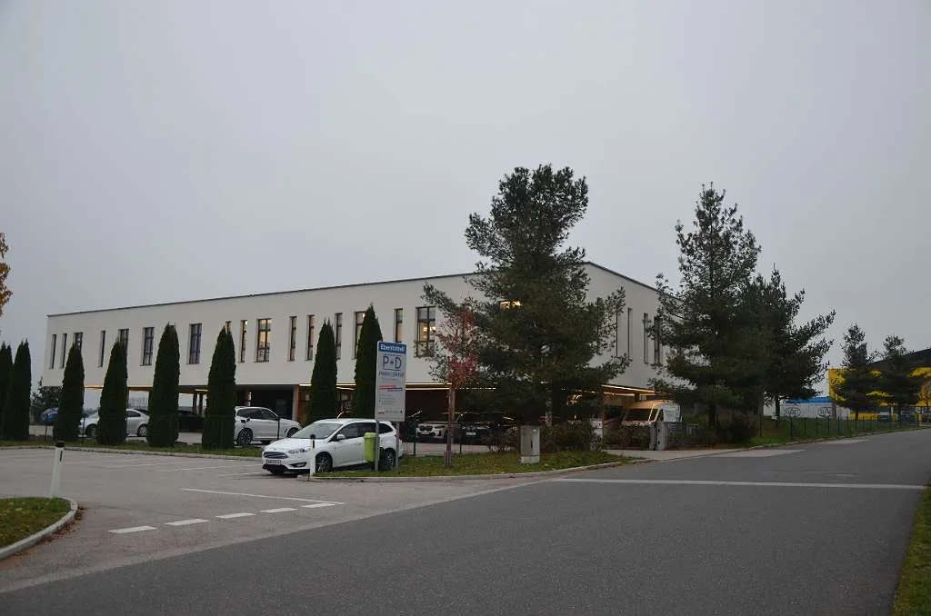 Großzügige Bürofläche inkl. Produktions-/ Lagerhalle & Parkplätze mit perfekter Verkehrsanbindung - Ansicht 3