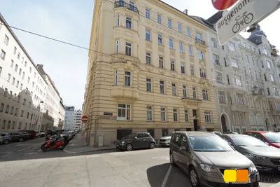 Sanierte 2 Zimmer-Altbauwohnung mit Balkon – Bild 2