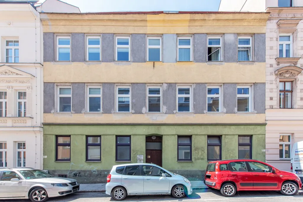 Sanierungsbedürftiges Mittelzinshaus mit baubewilligtem Dachgeschossausbau in Bestlage des 18. Bezirks - Widok 3