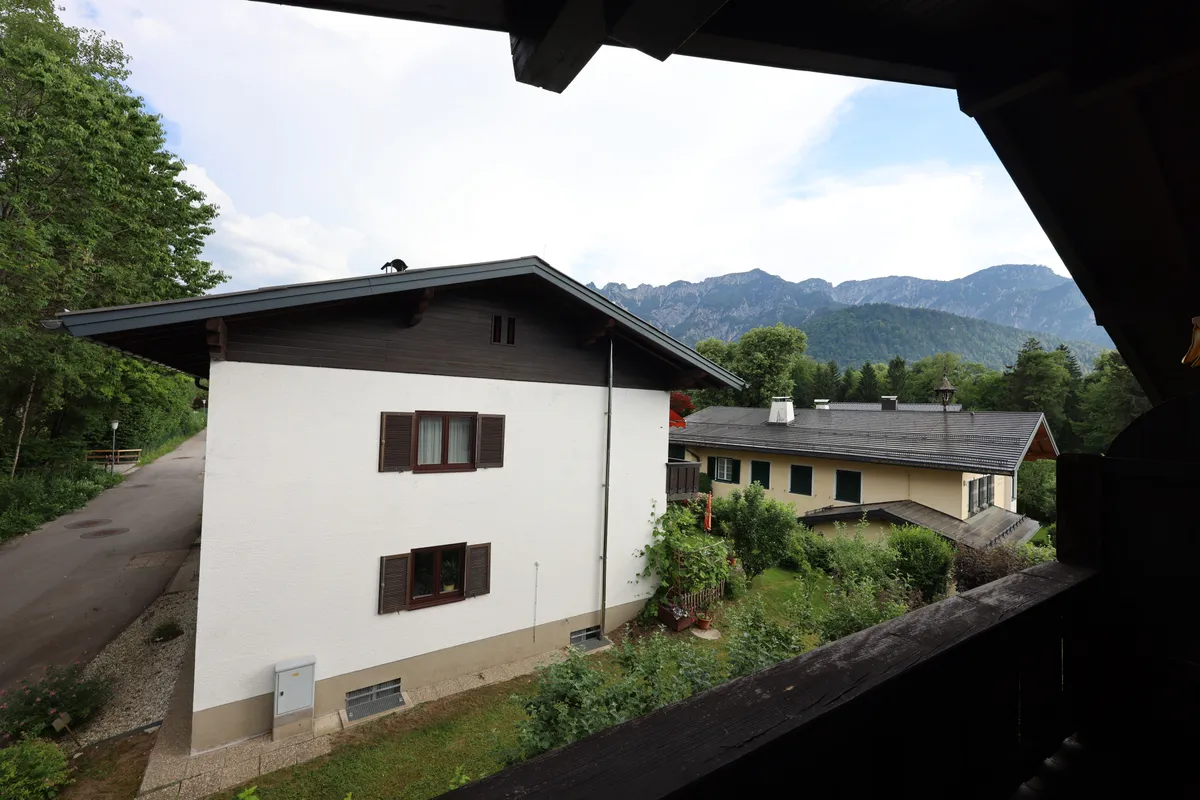 Helle, ruhige Dachgeschoßwohnung mit Balkon und Bergblick, nur 10 Min. nach Salzburg - Widok 2