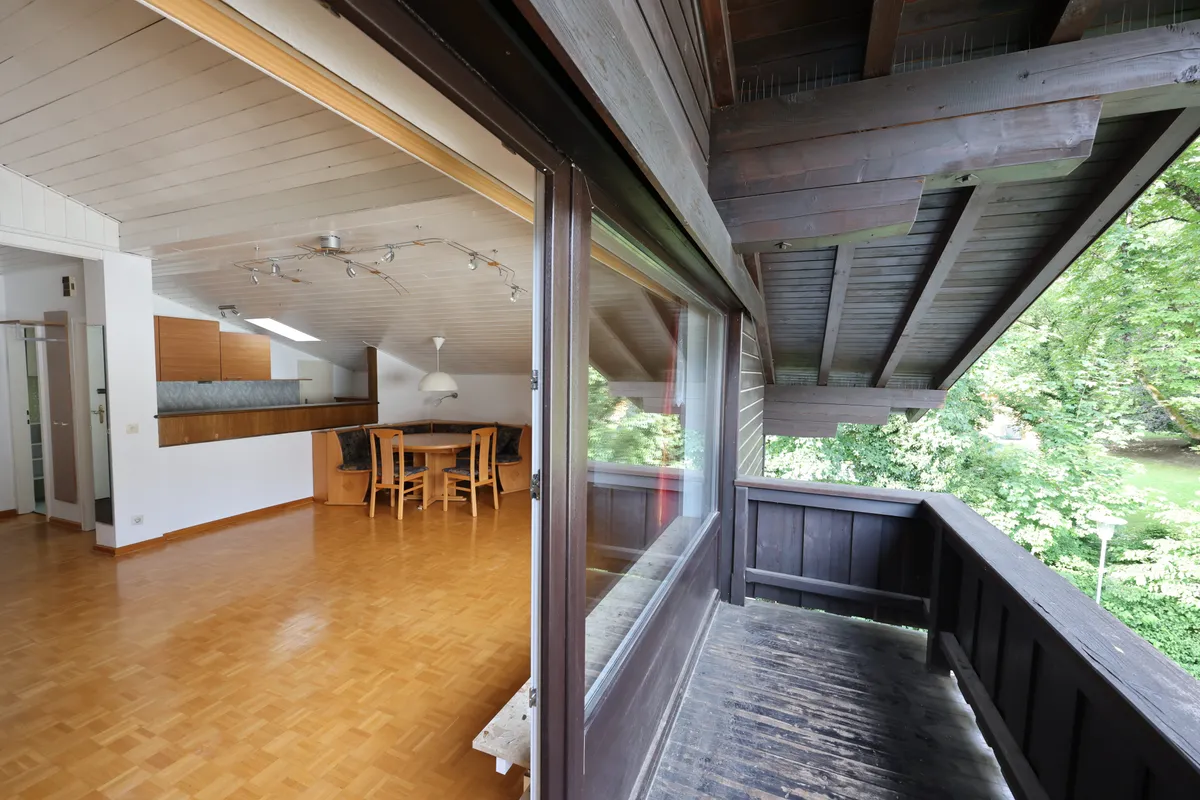 Helle, ruhige Dachgeschoßwohnung mit Balkon und Bergblick, nur 10 Min. nach Salzburg - Widok 3
