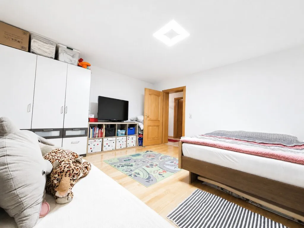 Gepflegter Bungalow in Ranshofen - 119 m² Wohnfläche, neue Pelletsheizung, Garage & Garten - Ansicht 2
