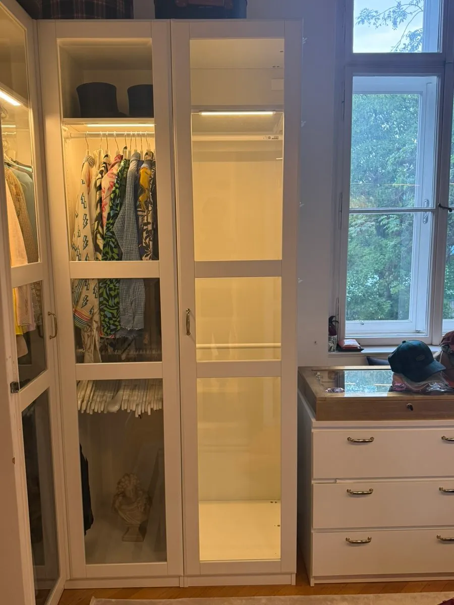 Ikea Pax Schrank - Korpus 50x58x235 cm - TYSSEDAL Glas Fronten weiß, € 150,- (1030 Wien)