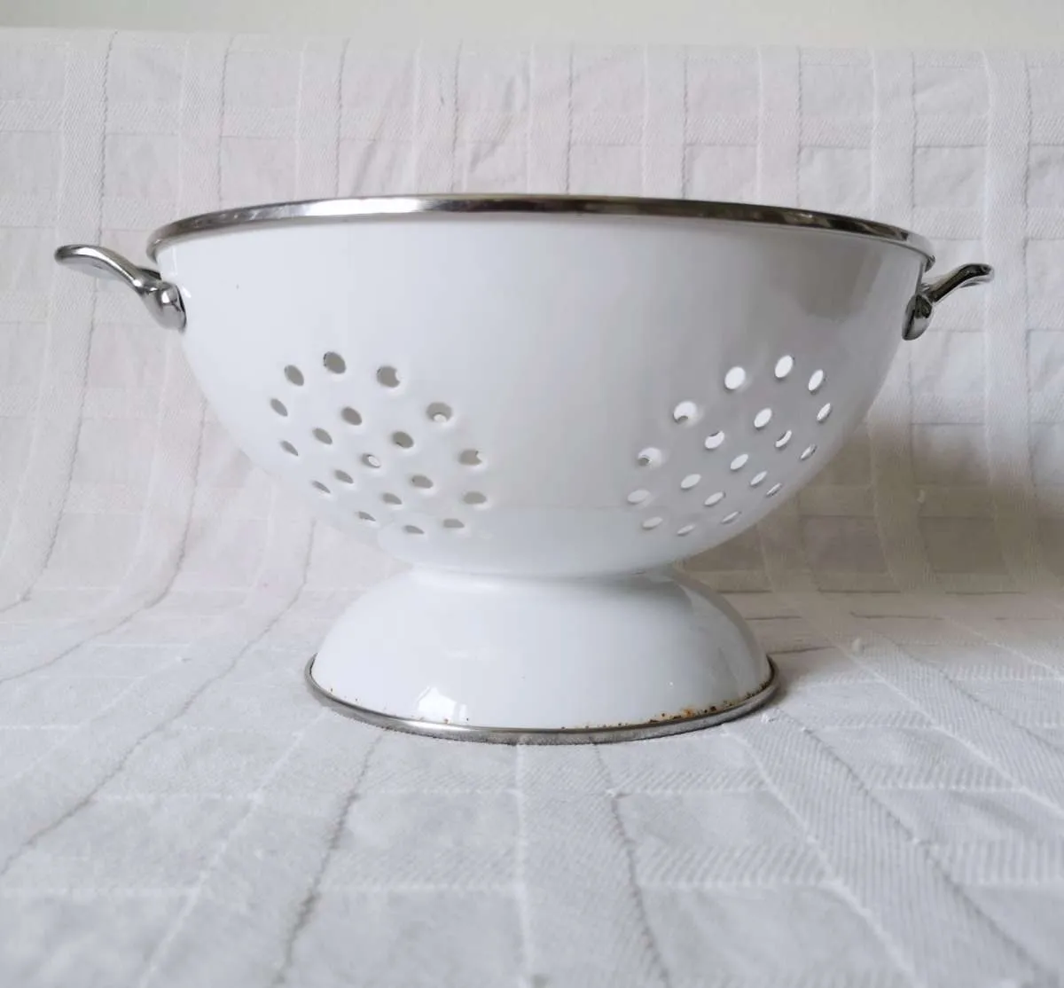 Großes vintage Sieb Emaille Retro Metall Küchensieb Nudelsieb Email Griffe silber weiß Beerensieb Ernte Obst Schale Nudelsieb mit Standfuß Abfluss riesig alt, € 16,- (1120 Wien)