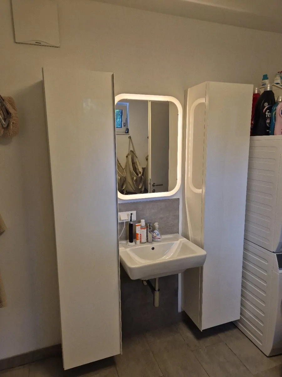 IKEA Badezimmerschrank weiß Hochglanz und Spiegel mit Beleuchtung, € 80,- (5023 Salzburg)