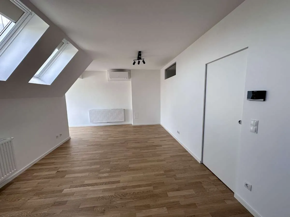 Erstbezug nach Sanierung! 2-Zimmer-Dachgeschosswohnung mit Terrasse, Balkon, Lift und Stellplatz! – pohled 3