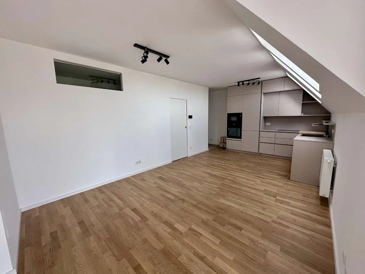Erstbezug nach Sanierung! 2-Zimmer-Dachgeschosswohnung mit Terrasse, Balkon, Lift und Stellplatz! – pohled 2