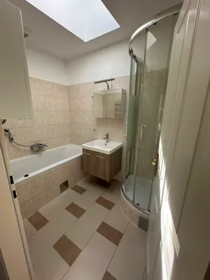Helle Dachgeschosswohnung in der Rosensteingasse ab sofort zu vermieten – Bild 3