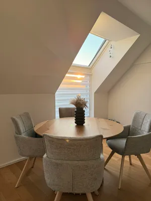 Dachgeschosswohnung | Balkon | Klimaanlage | Garagenplatz möglich – Bild 3
