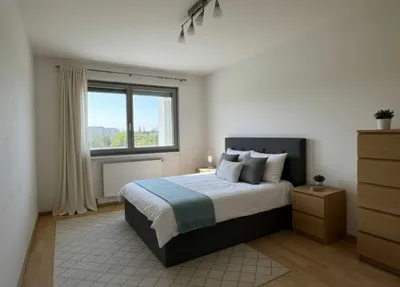 Gepflegte 2-Zimmerwohnung mit Loggia und Blick ins Grüne – Bild 2
