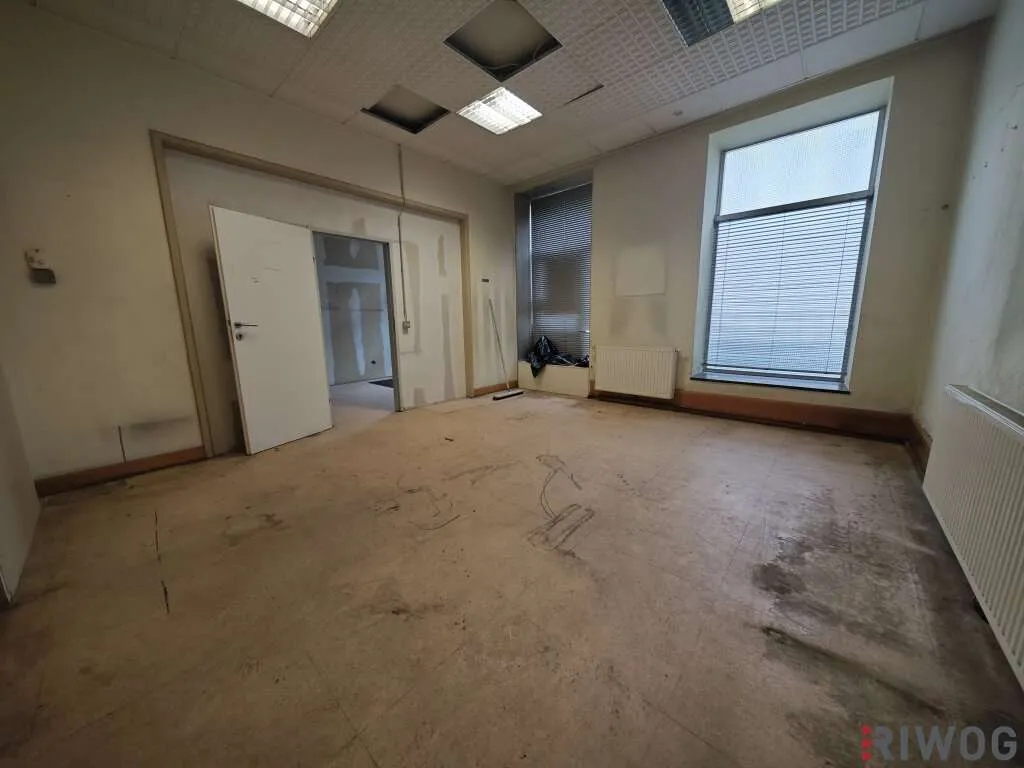 Sanierungsbedürftige EG-Fläche mit ca. 552m² | für Lager, Baubüro o.ä. | Parkplätze vis Ü vis mietbar - Ansicht 2