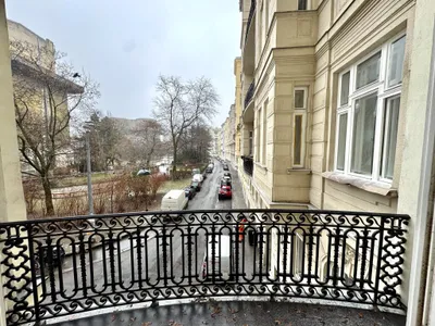 Imperiales Wohnen im Stilaltbau! 5 Zimmer, 245 m², 4-Meter-Decken und zwei Terrassen!