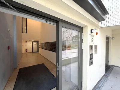 4 Schlafz. und ein großes Wohnzimmer der gehobenen Klasse, 2 PP möglich // 4 bedr. and a large, upscale living, 2 parking optional // – Bild 2