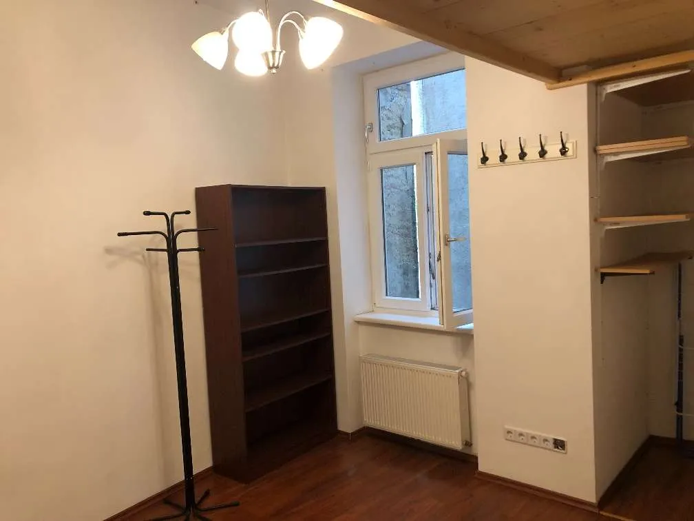 (Reserviert) Schöne sonnige ruhige 3 Zimmer Altbauwohnung (80 m²) Zentrale Lage, ab 01.10.2026 zu vermieten! - Ansicht 3