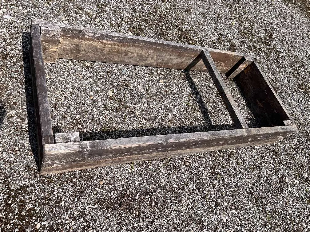 Grabeinfassung aus Holz