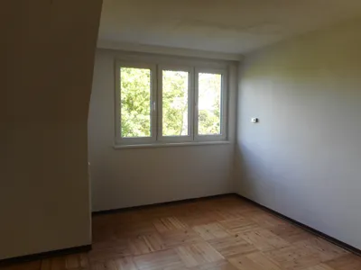 Ruhige Dachgeschoßwohnung mit Grünblick – Bild 3