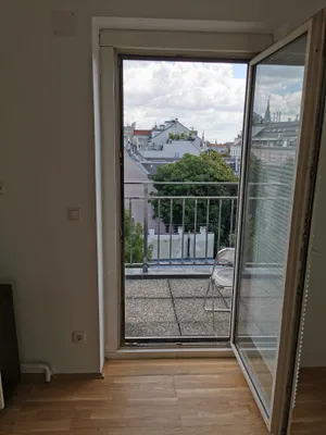 Frisch sanierte, helle 2-Zimmer-Wohnung mit großem Balkon im Herzen der Josefstadt----Apartment with Large Balcony in the Heart of Vienna's 8th District