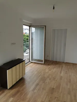 Frisch sanierte, helle 2-Zimmer-Wohnung mit großem Balkon im Herzen der Josefstadt----Apartment with Large Balcony in the Heart of Vienna's 8th District – Bild 3