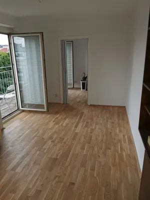 Frisch sanierte, helle 2-Zimmer-Wohnung mit großem Balkon im Herzen der Josefstadt----Apartment with Large Balcony in the Heart of Vienna's 8th District – Bild 2