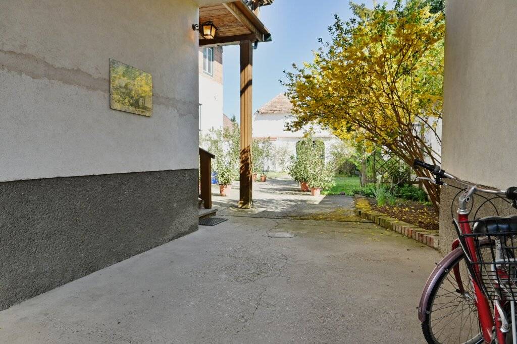 Großzügiges Mehrfamilienhaus mit Nebengebäuden und vielseitigem Nutzungspotenzial in Peigarten - Ansicht 2