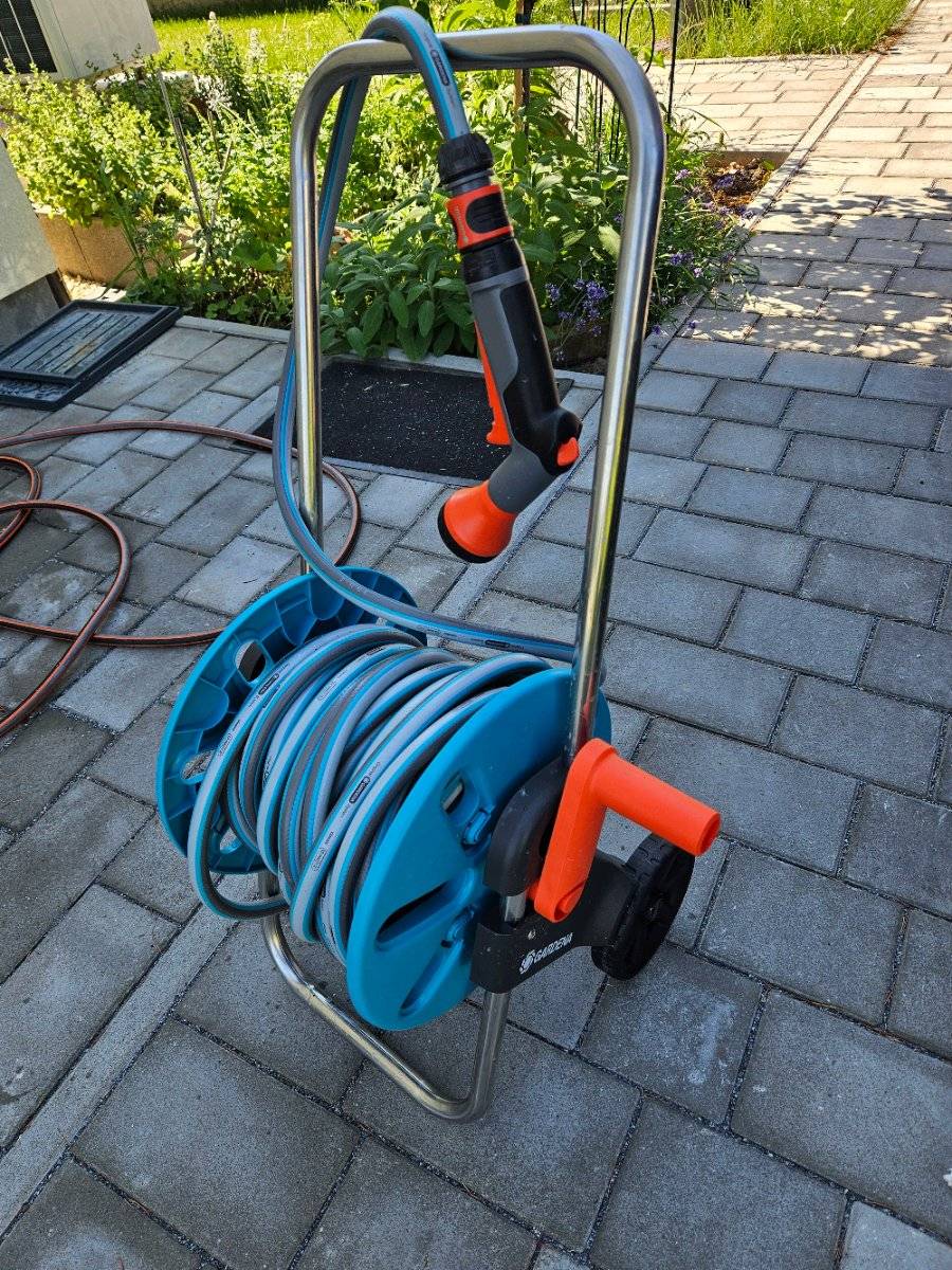 GARDENA Schlauchwagen + 20m Schlauch + Brause + Aufsätze
