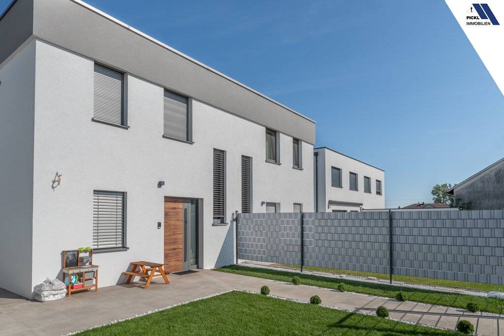 Neuwertige Doppelhaushälfte mit Pool, 3 Stellplätzen und hochwertiger Ausstattung - Ansicht 3