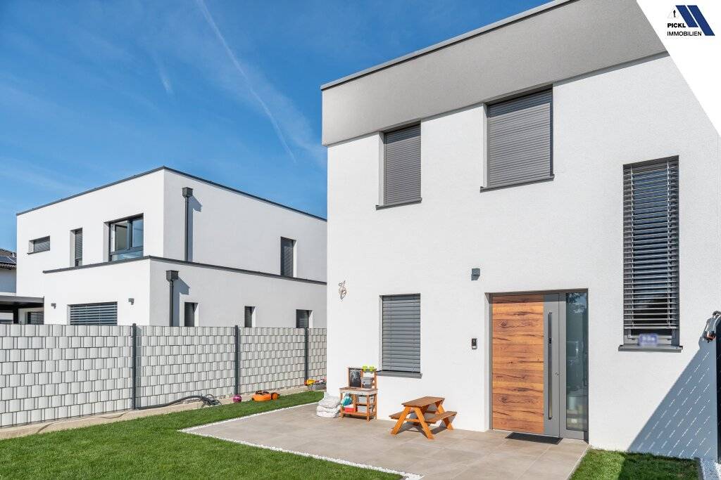 Neuwertige Doppelhaushälfte mit Pool, 3 Stellplätzen und hochwertiger Ausstattung - Ansicht 2