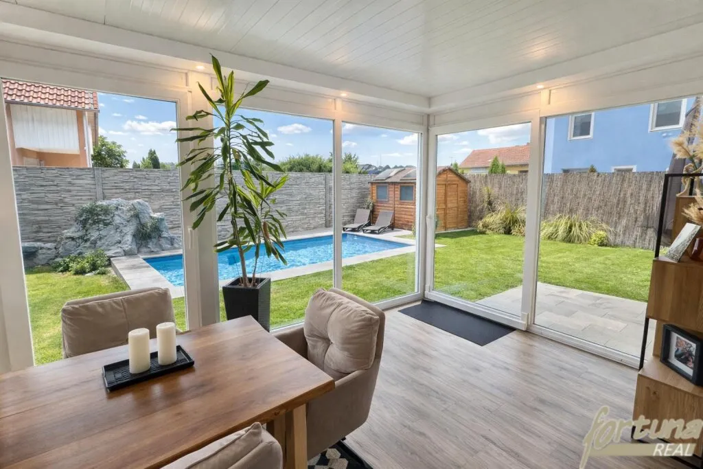 Doppelhaushälfte in ruhiger Wohnstraße mit Garten und Pool! – pohled 3