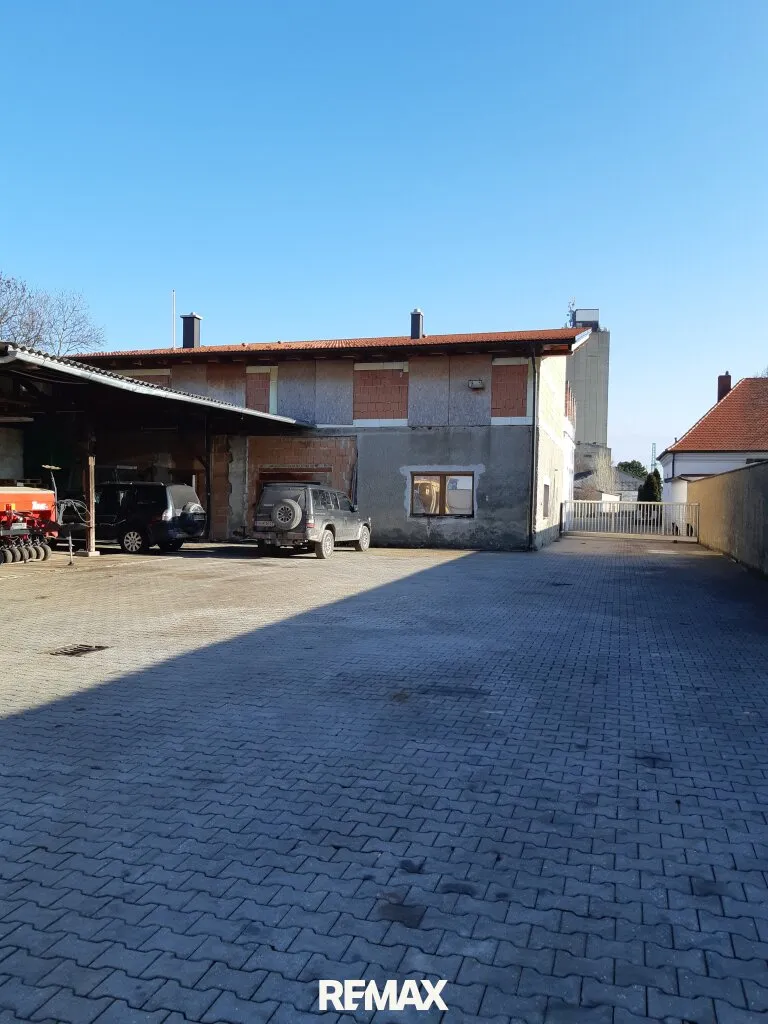 Ihr Traumhaus in Gols: 2.400 m² Baugrund mit 280 m² Rohbau, Terrasse und 10 Stellplätzen! - Ansicht 2