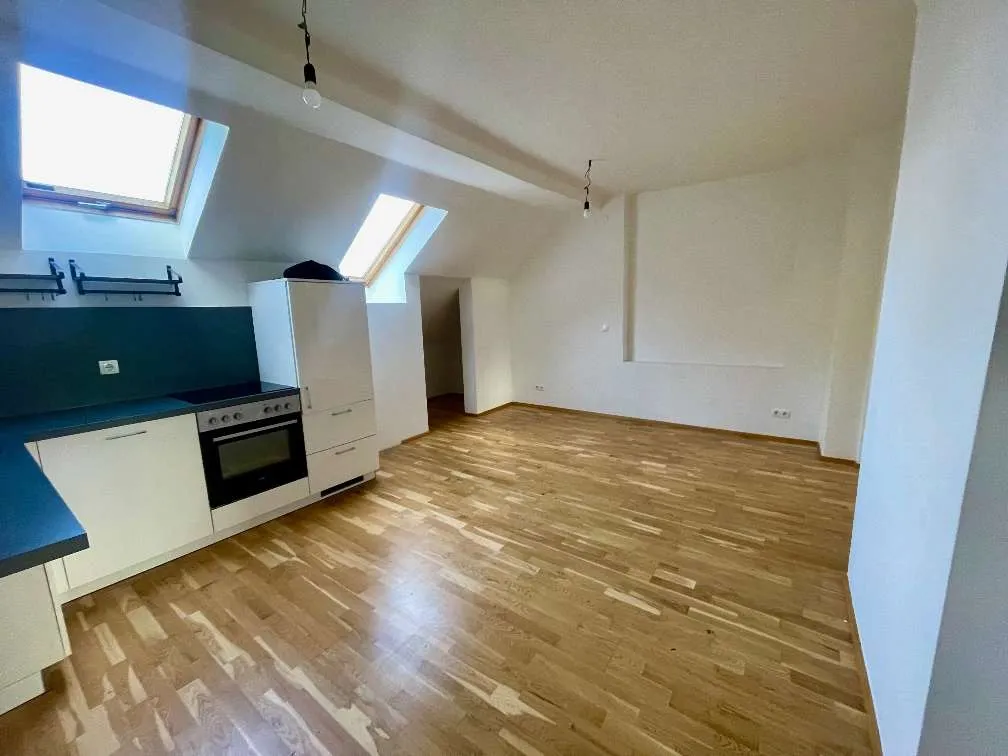 Dachgeschosswohnung mit Potenzial in Eggenberg - ideal für WG, Pärchen