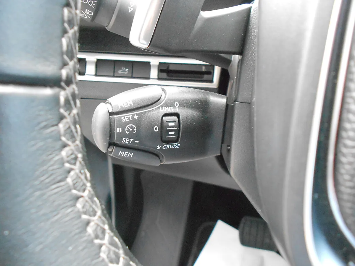 Peugeot 5008 1.2 PureTech 130 Allure – Bild 11