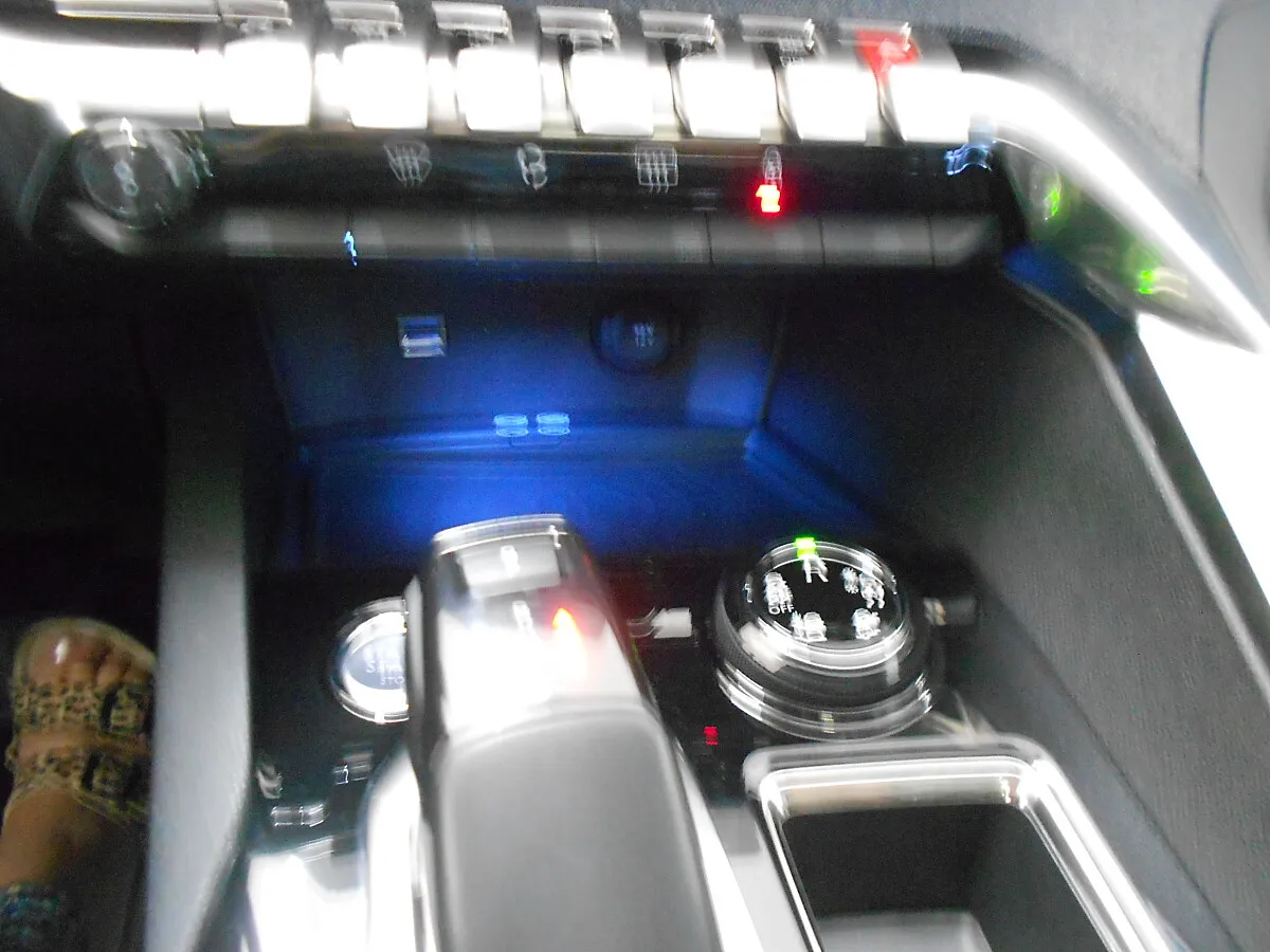 Peugeot 5008 1.2 PureTech 130 Allure – Bild 14